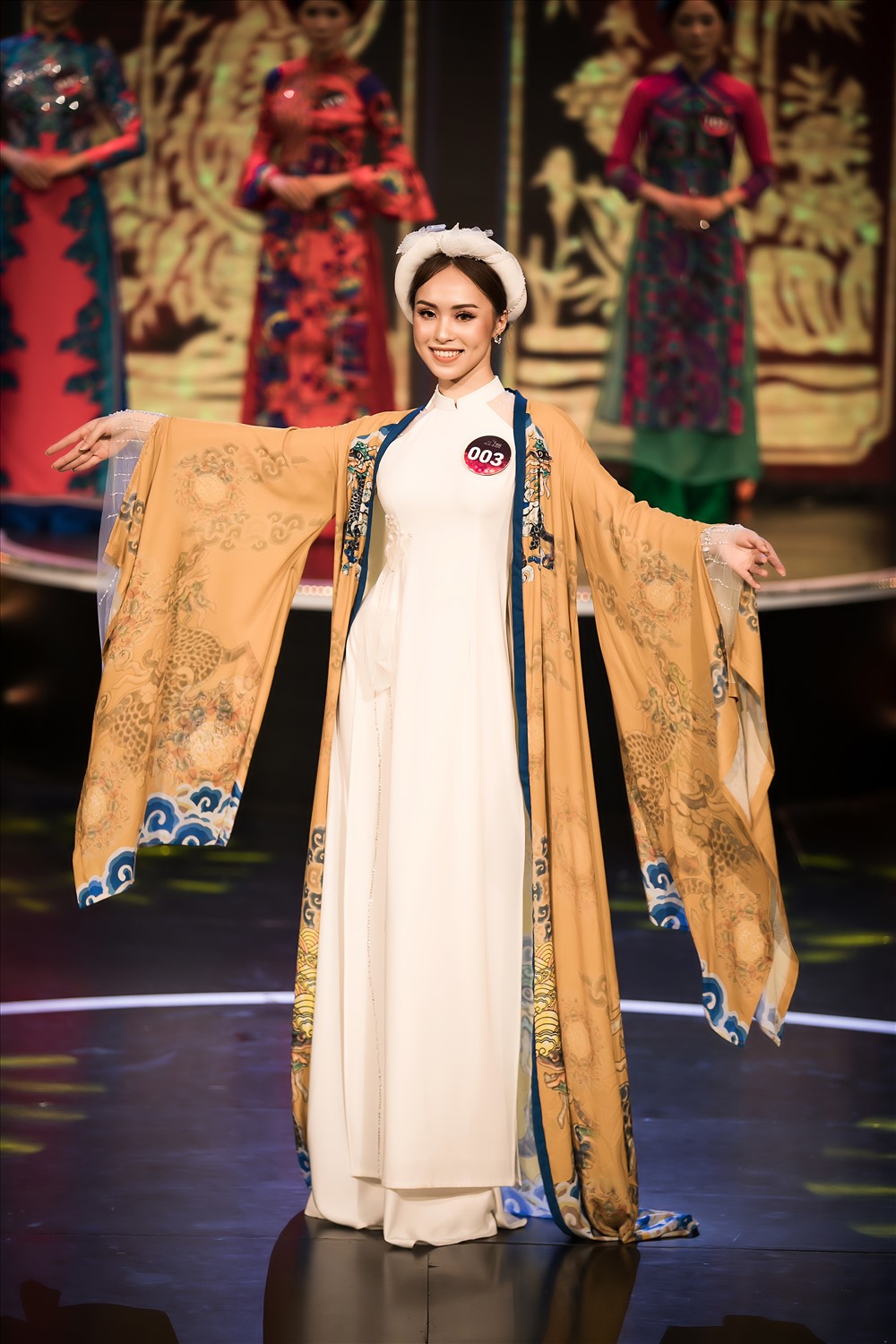 Các thí sinh trình diễn bộ sưu tập áo dài lấy cảm hứng từ tranh Đông Hồ. 