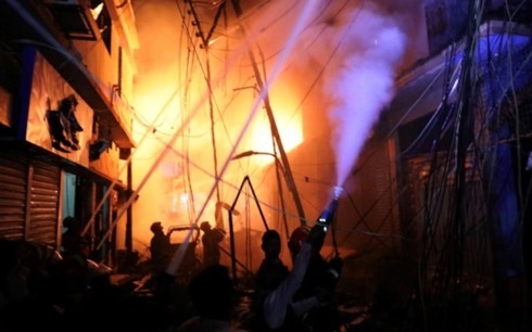 Lính cứu hỏa đã nỗ lực kiểm soát vụ hỏa hoạn trong hơn năm giờ. Theo cảnh sát địa phương, sở dĩ đám cháy bùng lên nhanh chóng như vậy vì nó quét qua nhà kho của công ty nước hoa. 