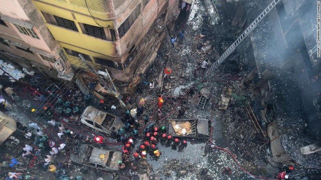 Bangladesh rất hay xảy ra cháy và gây nhiều thương vong, Đặc biệt là tại các nhà máy nơi các tiêu chuẩn an toàn không được sâu sát và cấu trúc cũng đã cũ kỹ. Ảnh: CNN.