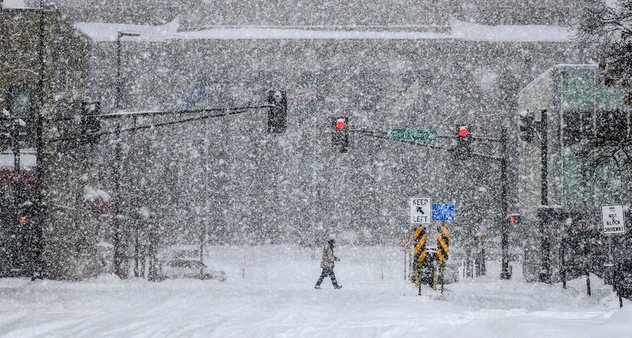  Một người đi bộ băng qua đường trong cơn mưa tuyết sáng 20.2.