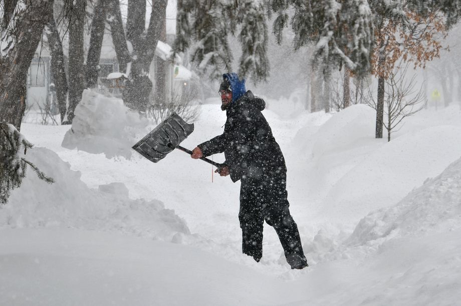 Nhiều trường học, các doanh nghiệp đã phải đóng cửa do tình trạng tuyết rơi dày.