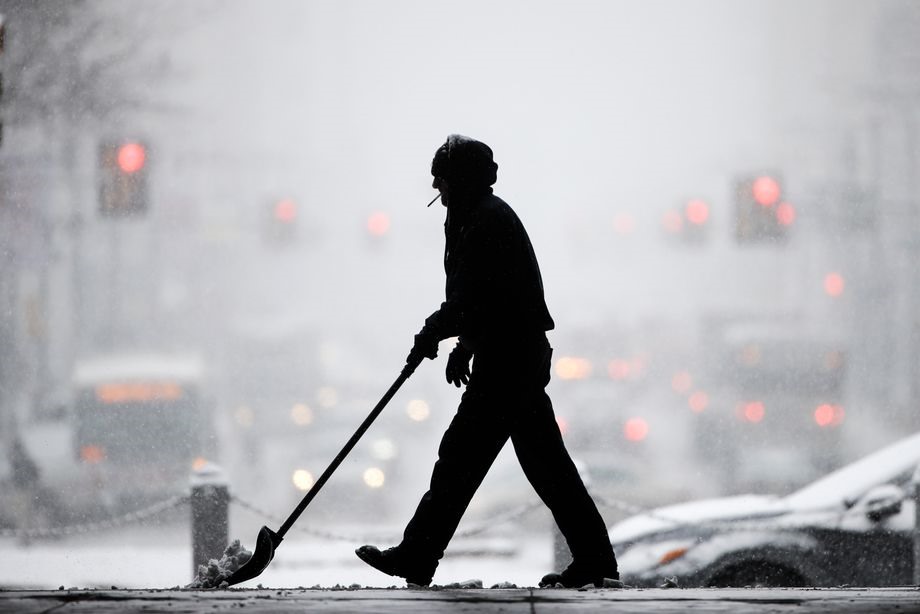 Một công nhân xúc tuyết sau trận bão tuyết ở Philadelphia, Mỹ vào ngày 20.2.