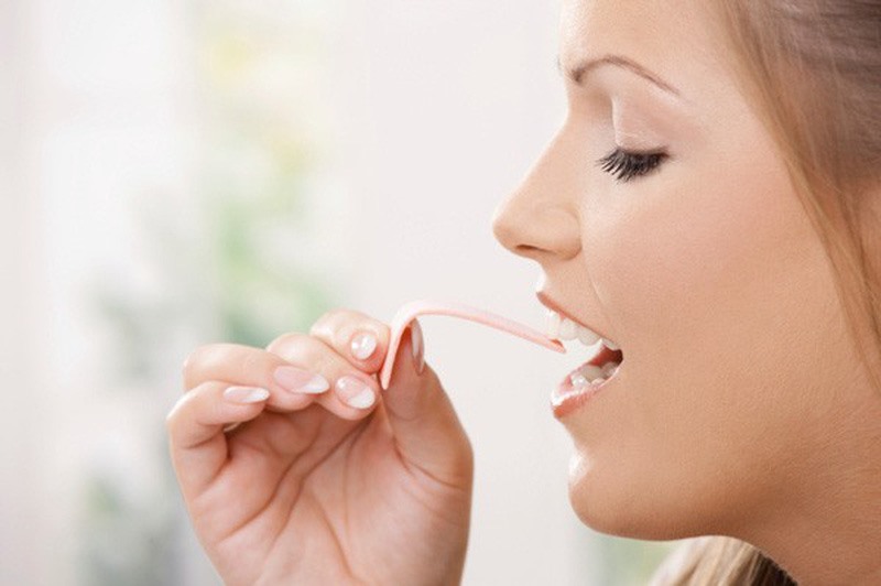 Nhai kẹo cao su cũng có thể gây ra nếp nhăn sớm.