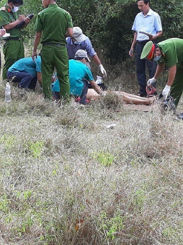Thi thể chị P. đang được Cơ quan điều tra tỉnh Ninh Thuận khám nghiệm ban đầu trong rừng.