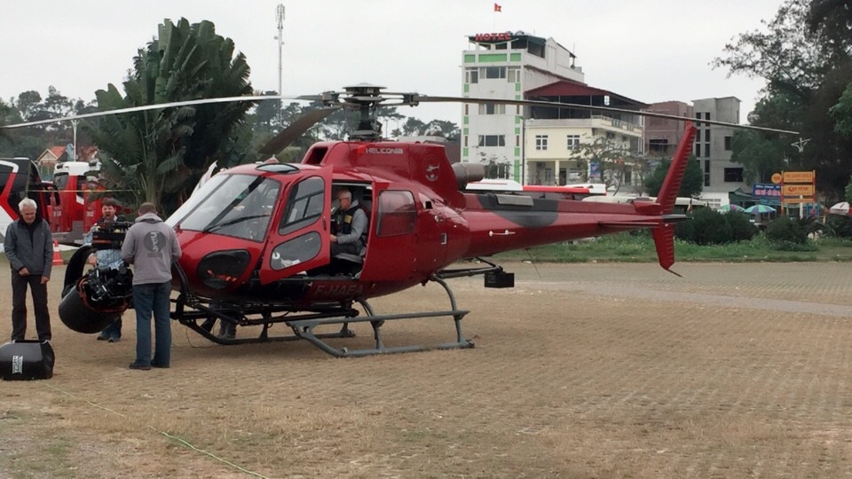 Máy bay trực thăng của đoàn làm phim “Kong: Skull Island” đỗ tại Tuần Châu khi thực hiện một số cảnh quay trên vịnh Hạ Long. Ảnh: Nguyễn Hùng