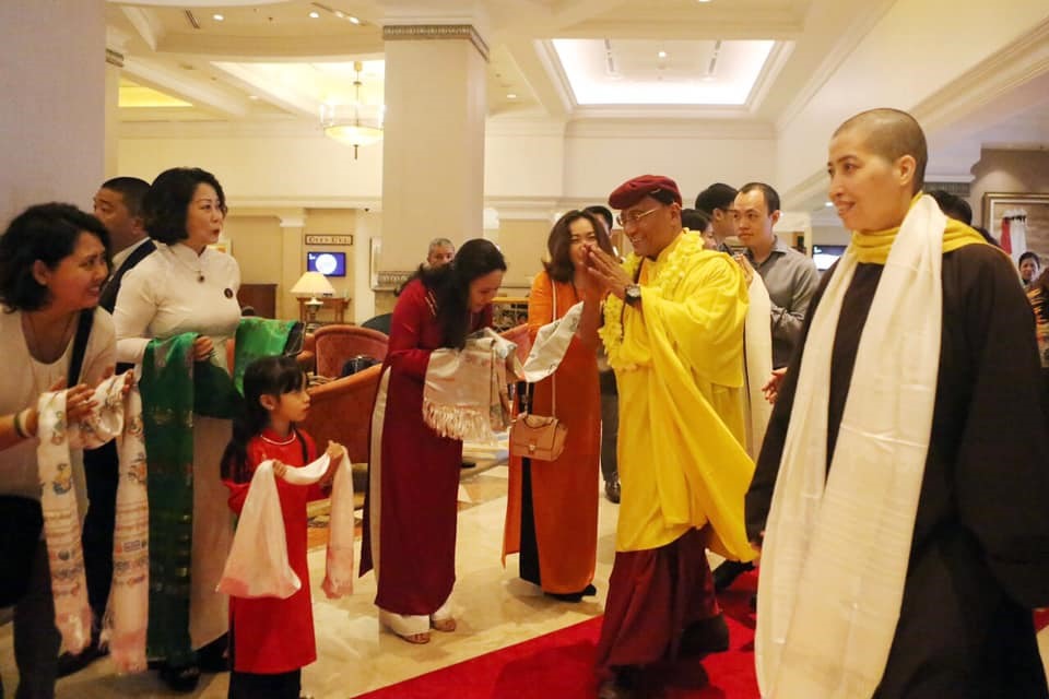 Đức Gyalwang Drukpa hoan hỉ đáp lễ cùng đoàn Phật tử Việt Nam dâng khăn chúc phúc.