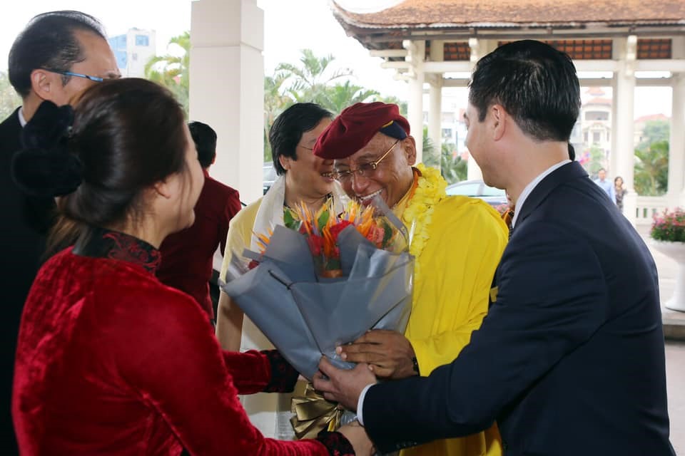 Người dân tặng hoa Đức Gyalwang Drukpa.