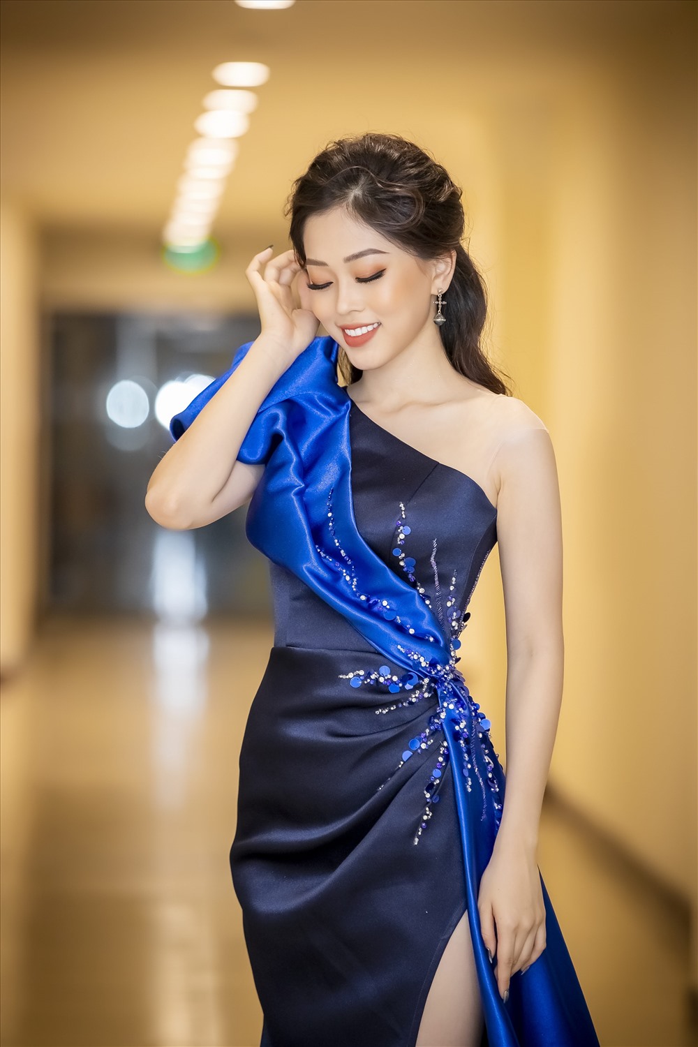 Á hậu 1 Hoa hậu Việt Nam 2018 cho biết sẽ trau dồi để trở thành một MC song ngữ. 