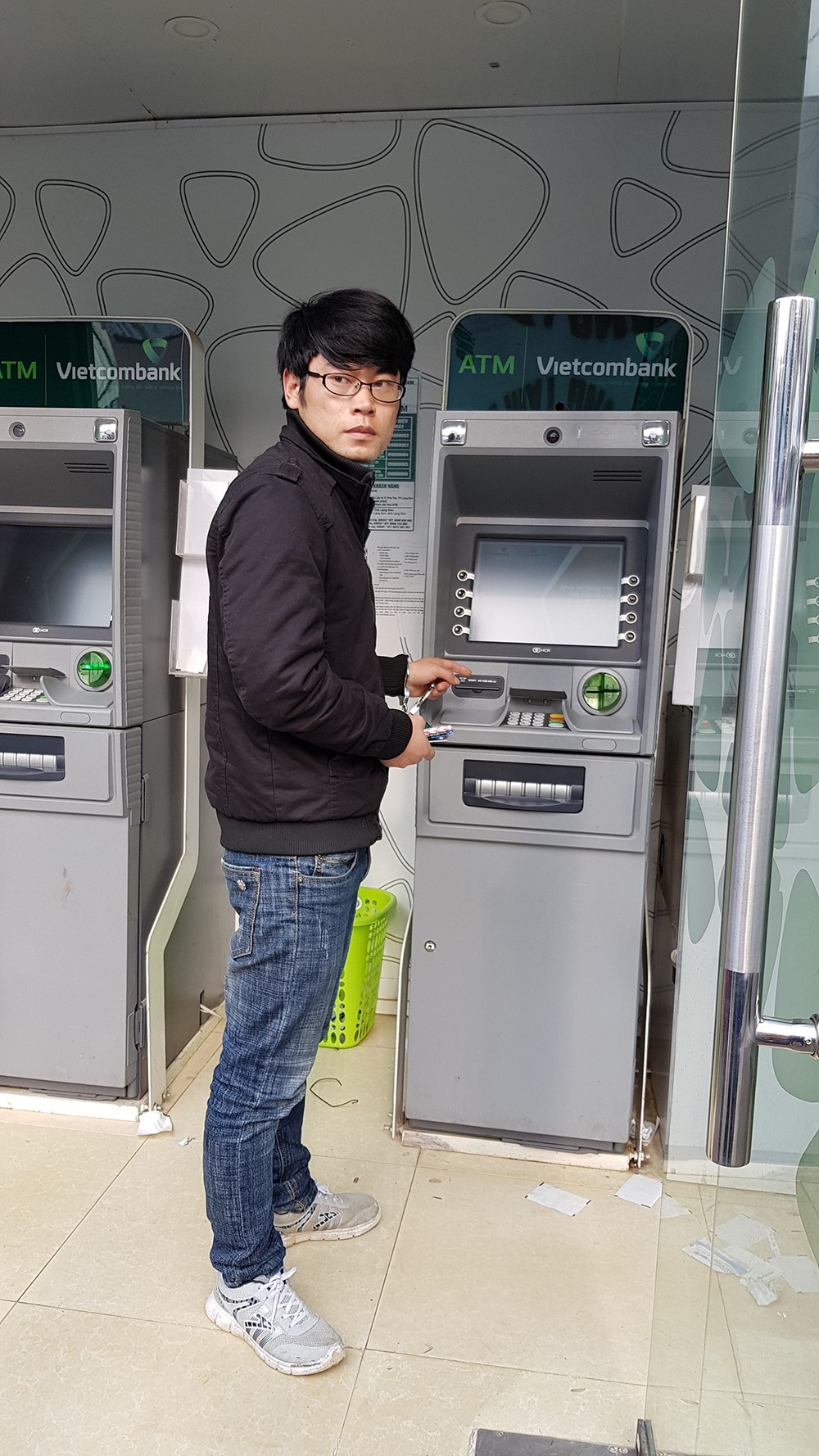 Đối tượng Phan Lộ Căn bị bắt quả tang khi đang sử dụng thẻ ATM giả để chiếm đoạt tài sản tại các cây rút tiền.