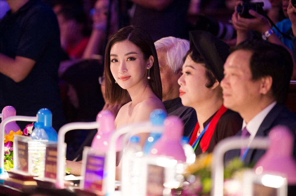 Kể từ ngày làm thành viên Ban giám khảo cuộc thi Hoa hậu Việt Nam, Đỗ Mỹ Linh ngày càng “đắt show” hơn trong vai trò Ban giám khảo tại các cuộc thi sắc đẹp trong nước. 