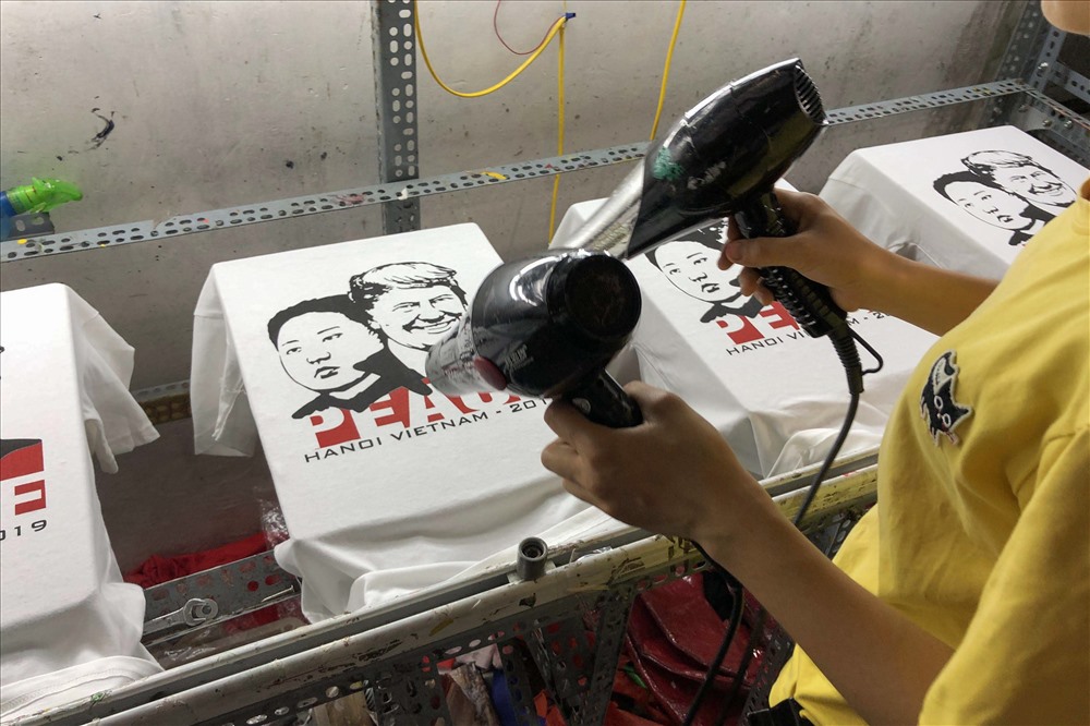 Mỗi chiếc áo phông có hình Tổng thống Mỹ Donald Trump và Chủ tịch CHDCND Triều Tiên Kim Jong Un có giá 100 nghìn đồng.