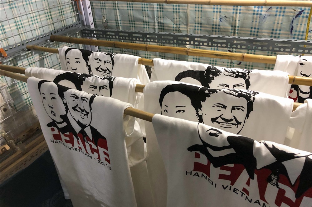 Mỗi chiếc áo phông có hình Tổng thống Mỹ Donald Trump và Chủ tịch CHDCND Triều Tiên Kim Jong Un có giá 100 nghìn đồng.