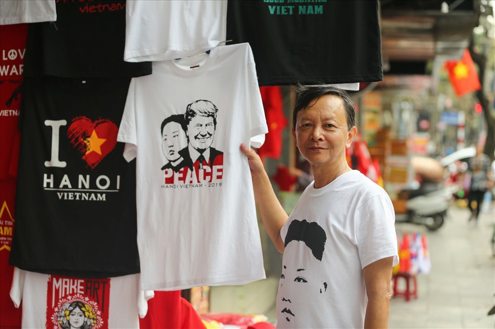 Nhờ nắm bắt được xu hướng, ông Trương Thanh Đức chủ một của hàng quần áo trên phố Hàng Bông (Hoàn Kiếm, Hà Nội) đã có ý tưởng in hình Tổng thống Mỹ Donald Trump và Chủ tịch CHDCND Triều Tiên Kim Jong Un lên áo để bán.