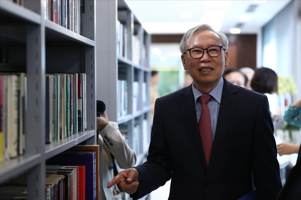 Thượng tướng Nguyễn Văn Hưởng giới thiệu phòng đọc sách và Trung tâm tư liệu