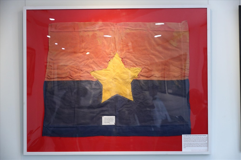 Lá cờ Mặt trận Dân tộc Giải phóng Miền Nam Việt Nam do bộ đội ta cắm trên cột cờ thành phố Huế năm 1968. Sau khi ta rút để bảo toàn lực lượng, phía Mỹ đã thu giữ được lá cờ này và hiện đang được trưng bày tại Trung tâm.