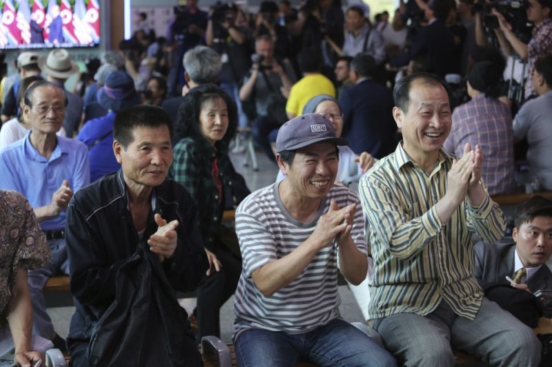 Người dân Hàn Quốc vui mừng khi theo dõi thông tin về hội nghị thượng đỉnh ở nhà ga Seoul, Hàn Quốc. Ảnh: AP.  