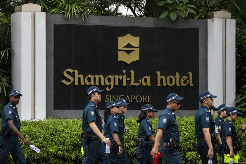 Các sĩ quan cảnh sát tuần tra bên ngoài khách sạn Shangri-La ở Singapore trước hội nghị thượng đỉnh đầu tiên giữa Tổng thống Mỹ và nhà lãnh đạo Triều Tiên. Ảnh: AP. 