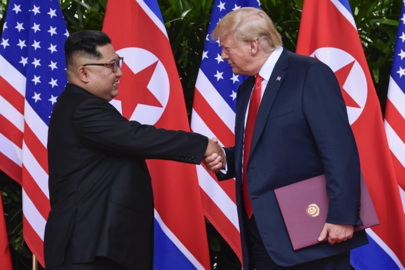 Nhà lãnh đạo Triều Tiên Kim Jong-un và Tổng thống Mỹ Donald Trump bắt tay khi kết thúc cuộc họp ở Singapore. Ảnh: AP. 