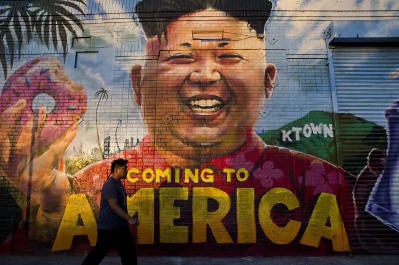 Một người đàn ông đi ngang qua bức tranh tường vẽ nhà lãnh đạo Triều Tiên Kim Jong-un ở Los Angeles, Mỹ. Ảnh: AP.