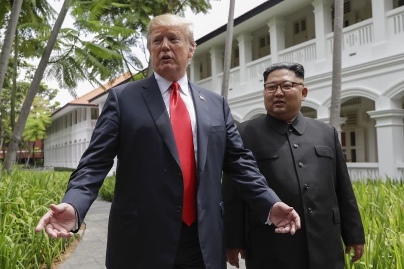 Tổng thống Donald Trump và nhà lãnh đạo Triều Tiên trò chuyện với giới truyền thông khi họ đi bộ sau bữa ăn trưa ở khu nghỉ dưỡng Capella trên đảo Sentosa. Ảnh: AP.