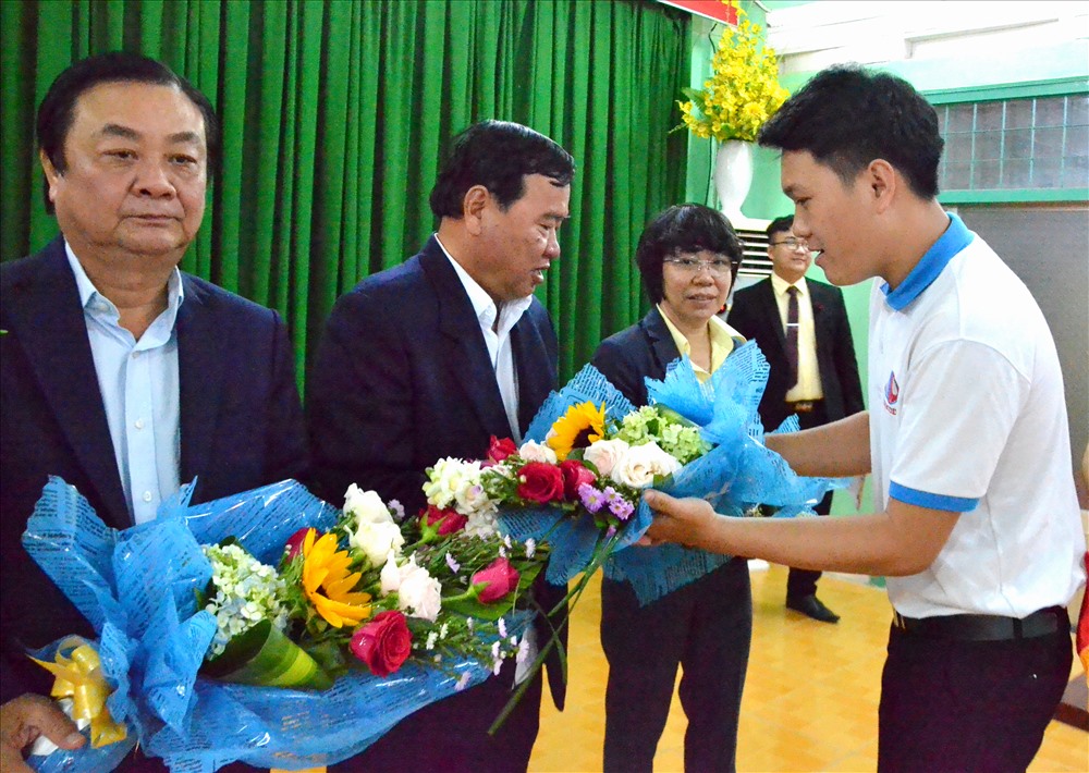 Đại diện thực tập sinh tặng hoa cho đại diện lãnh đạo tỉnh Đồng Tháp. Ảnh: Lục Tùng