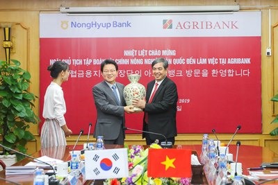 Chủ tịch Agribank trao quà lưu niệm cho Chủ tịch NHFG  