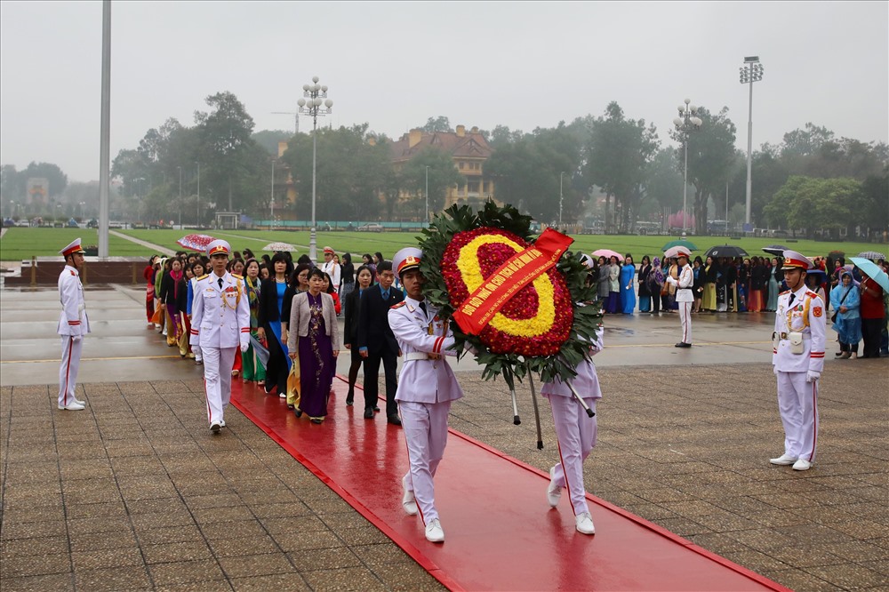 Đoàn cán bộ nữ công tiêu biểu vào Lăng viếng Chủ tịch Hồ Chí Minh. Ảnh: Sơn Tùng. 