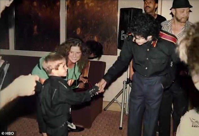 Gia đình Jackson đang kiện HBO 100 triệu đô la, nỗ lực ngăn chặn việc phát hành bộ phim tài liệu “Rời khỏi Neverland” (Michael Jackson và Wade Robson, 5 tuổi, vào năm 1989)