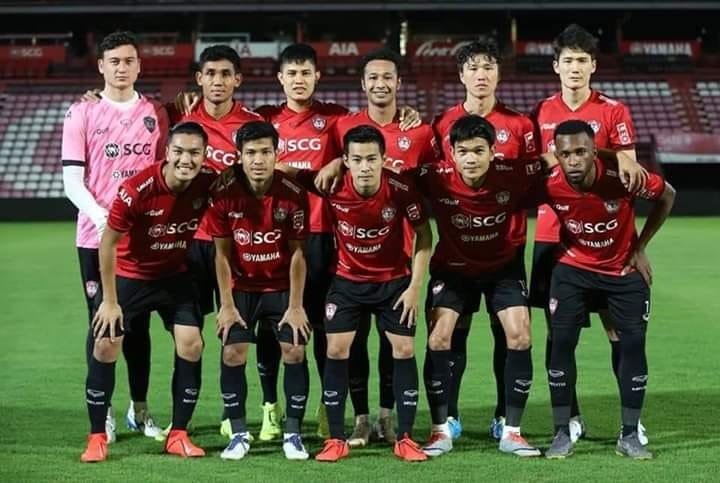Văn Lâm có trận giao hữu đáng quên trong màu áo Muangthong United. Ảnh Muangthong United