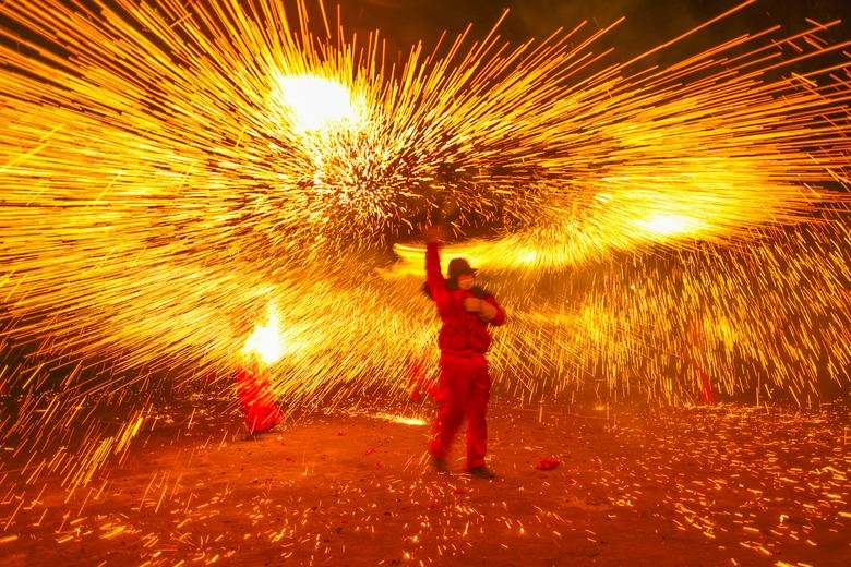 Người nghệ nhân có màn múa lửa trong lễ hội đèn lồng ở Lu Châu, Tứ Xuyên, Trung Quốc. Ảnh: Reuters.