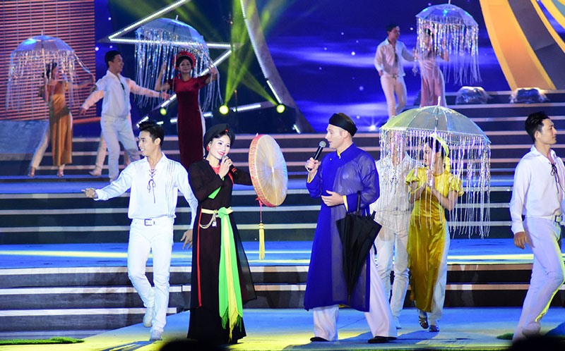 Nghệ sĩ Thanh Quý và Kyo York biểu diễn hát dân ca bài “Còn duyên”.  