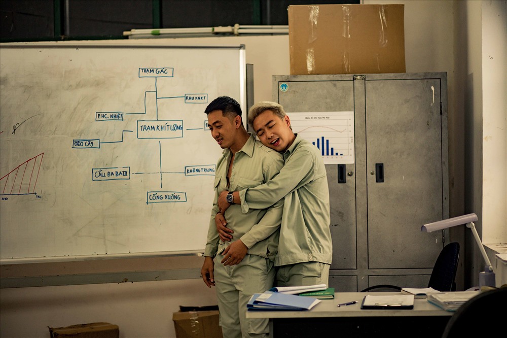 Cảnh yêu đồng tính “gây sốt” giữa Minh Tít và Trương Hoàng trong web drama “500 nhịp yêu“. Ảnh: NVCC.