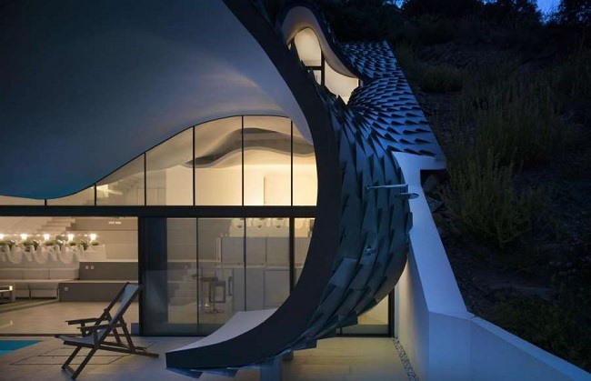 Ngôi nhà được bọc bằng các miếng kẽm bạc để tạo hiệu ứng lượn sóng tự nhiên.  