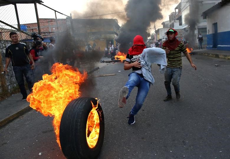 Những người biểu tình dựng rào chắn và đốt lốp xe ở thành phố Urena ở biên giới của Venezuela. Ảnh: Reuters.