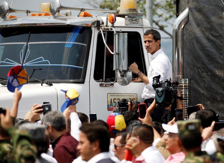 Ông Juan Guaido, người được nhiều quốc gia phương Tây công nhận là lãnh đạo lâm thời Venezuela, tự mình đưa ra lời mời cá nhân cho đoàn xe mang theo viện trợ từ thành phố Cucuta, Colombia hôm 23.2.