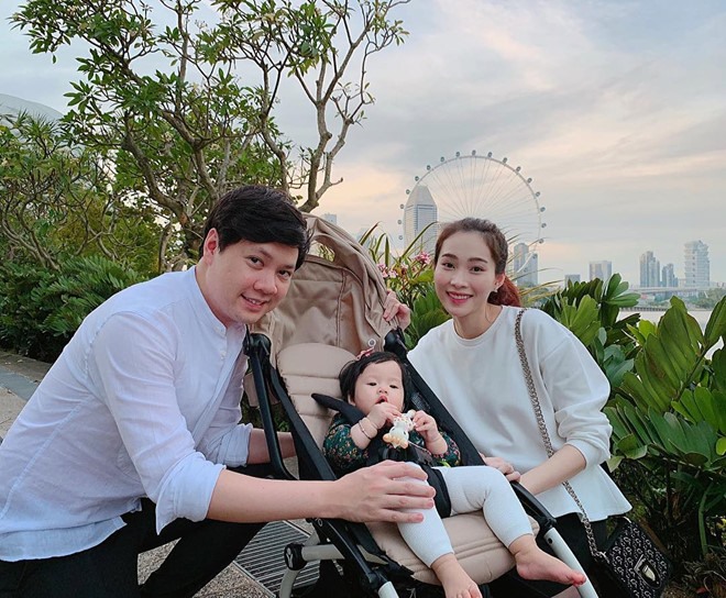 Đặc biệt, Hoa hậu Đặng Thu Thảo cũng thường xuyên cập nhật hình ảnh bé Sophie - con gái của cặp đôi trong những chuyến đi du lịch cùng bố mẹ.