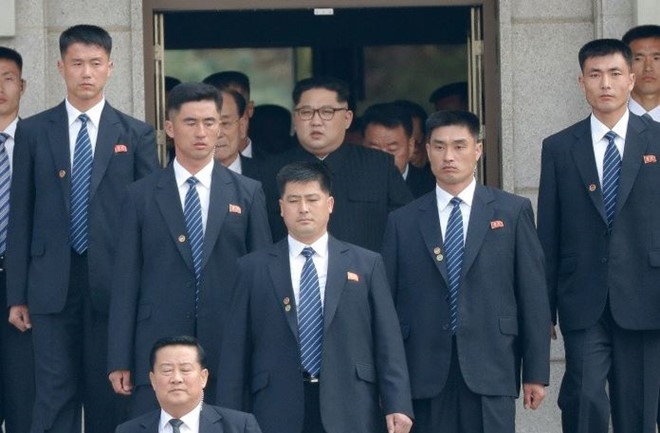 Đội hình chữ V thường được sử dụng khi hộ tống ông Kim. Ảnh: AFP