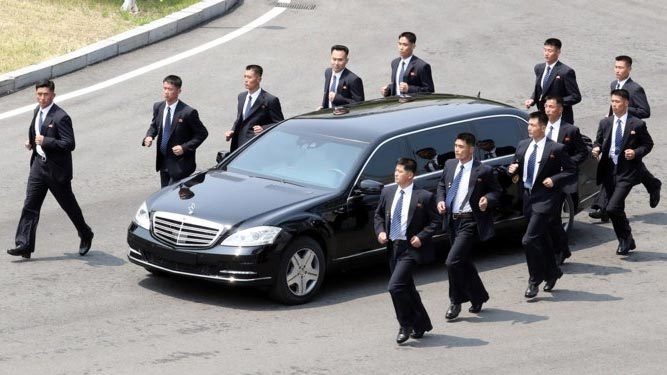 Những vệ sĩ xung quanh bảo vệ an ninh của ông Kim.
