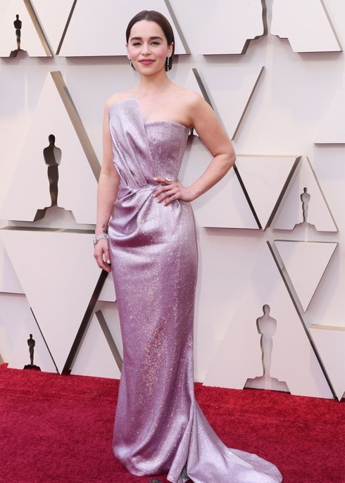 “Mẹ rồng” Emilia Clarke lựa chọn bộ váy cup ngực quyến rũ. 
