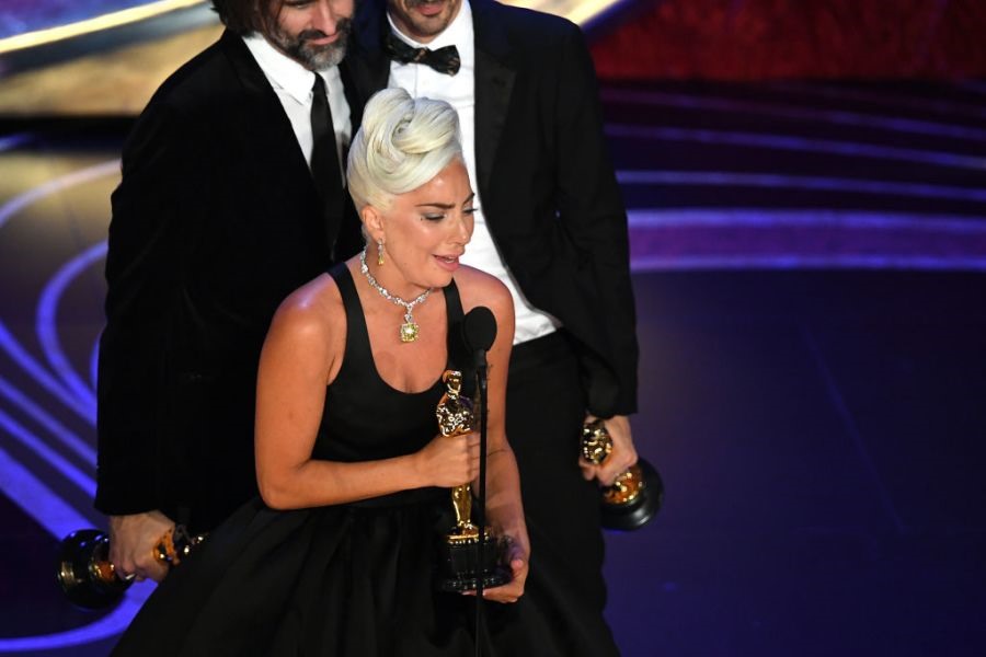Lady Gaga bật khóc khi lên sân khấu nhận giải. Ảnh: Getty Images.