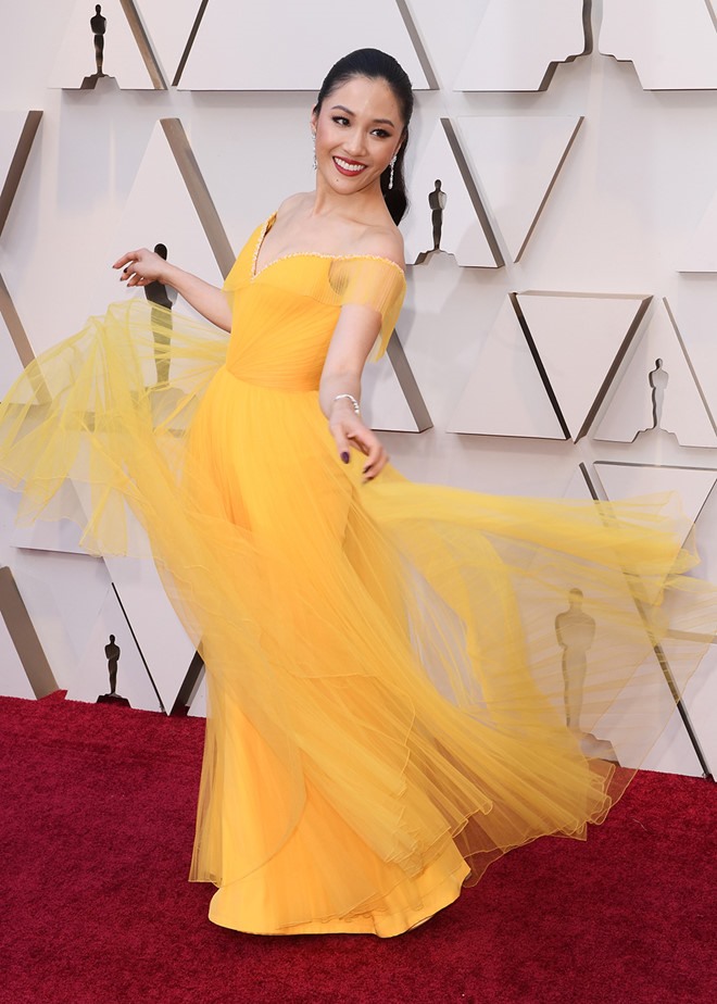 Ngôi sao Constance Wu thướt tha trong bộ váy màu vàng.