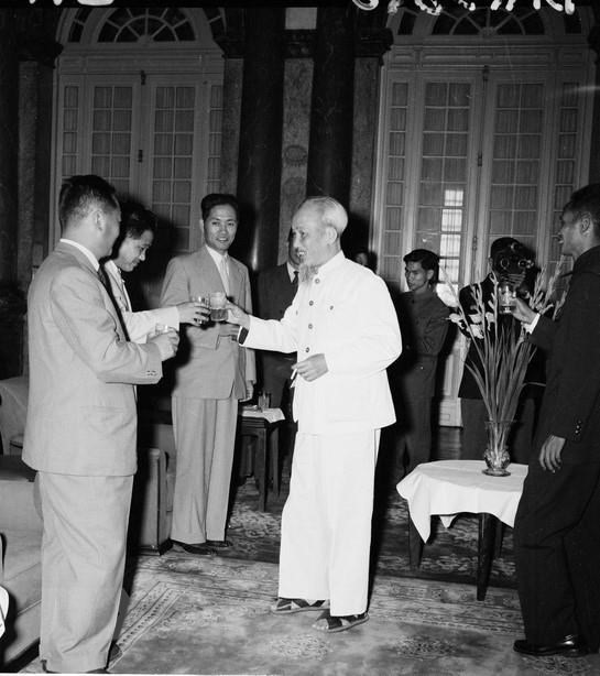 Ngày 28.11.1958, tại Phủ Chủ tịch, Chủ tịch Hồ Chí Minh tiếp Thủ tướng Kim Nhật Thành, dẫn đầu đoàn đại biểu Đảng và chính phủ Triều Tiên sang thăm hữu nghị Việt Nam từ ngày 27.11 đến 3.12.1958. Ảnh: TTXVN