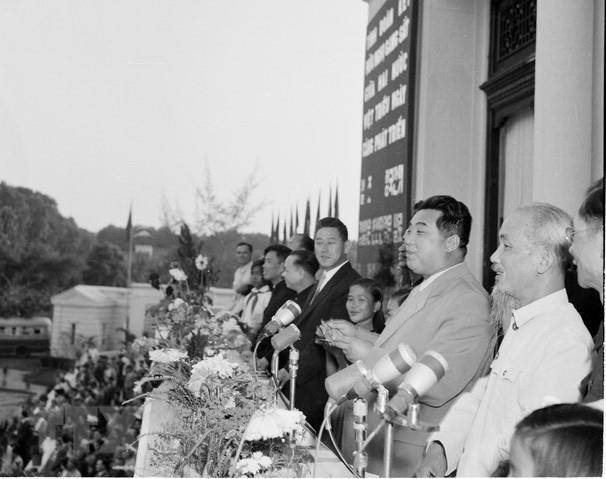 Ngày 29.11.1958, Chủ tịch Hồ Chí Minh và Thủ tướng Triều Tiên Kim Nhật Thành tham dự lễ mít-tinh trọng thể của nhân dân thủ đô Hà Nội chào mừng chuyến thăm hữu nghị Việt Nam của Thủ tướng Kim Nhật Thành từ ngày 27.11 đến 3.12.1958. Ảnh: TTXVN