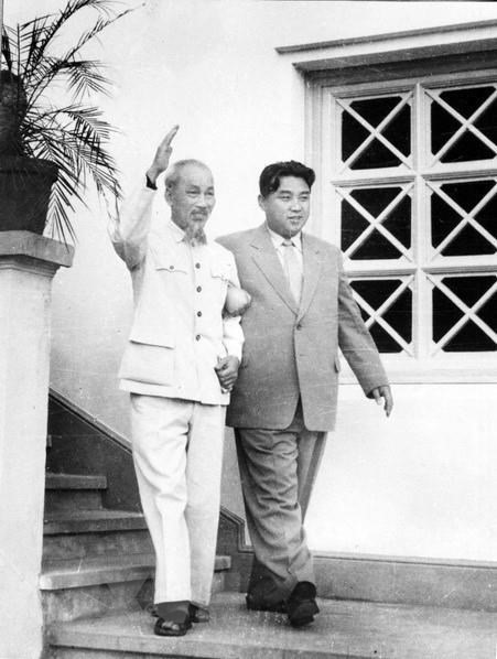 Chủ tịch Hồ Chí Minh và Thủ tướng Triều Tiên Kim Nhật Thành trên đường tới dự cuộc mít-tinh trọng thể chào mừng Thủ tướng Kim Nhật Thành sang thăm hữu nghị Việt Nam từ ngày 27.11 đến 3.12.1958. Ảnh: TTXVN.