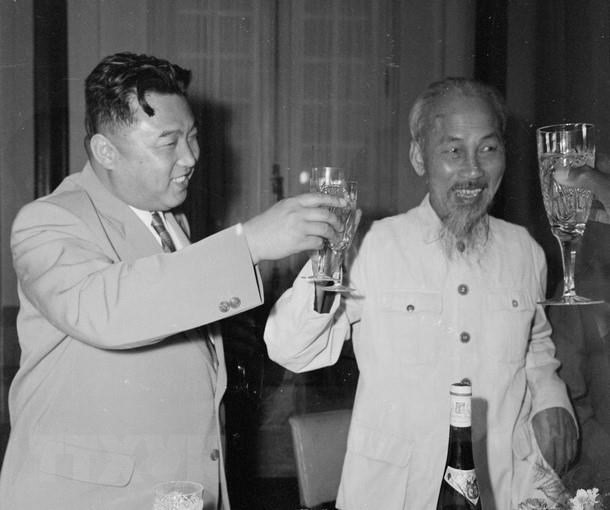 Chiều 30.11.1958, tại Hà Nội, Chủ tịch Hồ Chí Minh mở tiệc chiêu đãi Thủ tướng Triều Tiên Kim Nhật Thành sang thăm hữu nghị Việt Nam từ ngày 27.11 đến 3.12.1958. Ảnh: TTXVN.