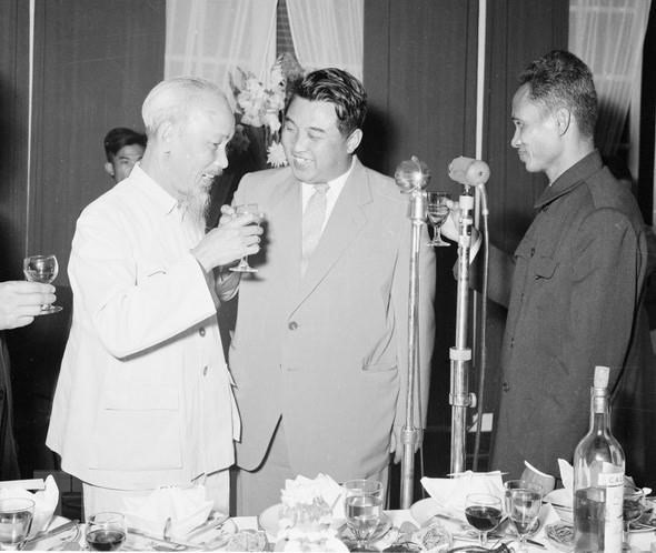 Ngày 29.11.1958, tại Hà Nội, Thủ tướng Phạm Văn Đồng mở tiệc chiêu đãi Thủ tướng Triều Tiên Kim Nhật Thành sang thăm hữu nghị Việt Nam từ ngày 27.11 đến 3.12.1958. Chủ tịch Hồ Chí Minh tới dự. Ảnh: TTXVN.