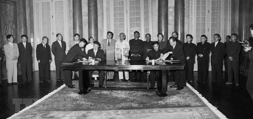 Phó Thủ tướng Phạm Hùng và Phó Thủ tướng Triều Tiên Nam Nhật ký kết Hiệp định mậu dịch giữa Việt Nam và Triều Tiên, ngày 2.12.1958, tại Hà Nội, trước sự chứng kiến của Chủ tịch Hồ Chí Minh và Thủ tướng Triều Tiên Kim Nhật Thành. Ảnh: TTXVN.