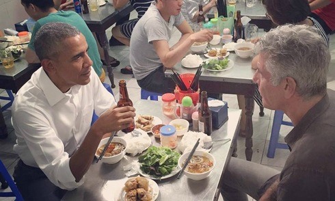 Ông Obama hôm nay ăn bún chả tại Hà Nội cùng đầu bếp, người dẫn chương trình truyền hình nổi tiếng của Mỹ Anthony Bourdain.