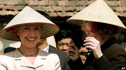 Đệ nhất phu nhân Mỹ Hillary Clinton (trái) và con gái Chelsea đội nón lá Việt Nam tại làng Bắc Phú. Gia đình Clinton tới vùng nông thôn Việt Nam để theo dõi các dự án tín dụng vi mô, cung cấp các khoản vay nhỏ để giúp đỡ phụ nữ nông thôn. Ảnh: AP.