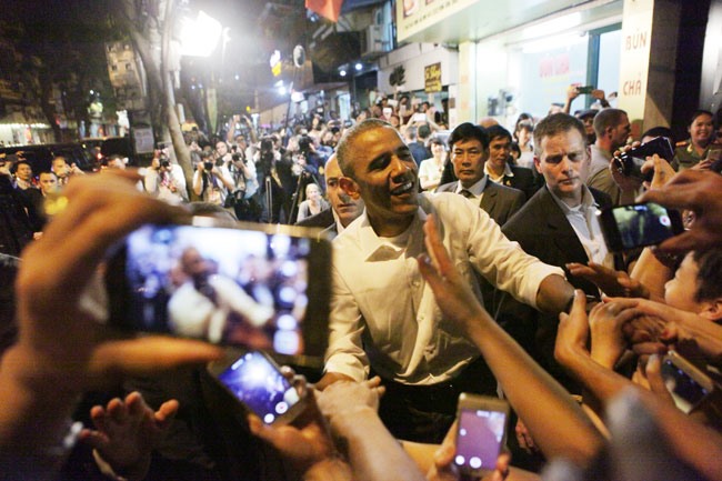  Tổng thống Mỹ Obama bắt tay những người trước cửa hàng bún chả trong sự chào đón của người dân. 